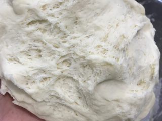 1、肉酱披萨,酵母温水化开倒入面粉加温水揉面发酵至图中这种蜂窝组织即可