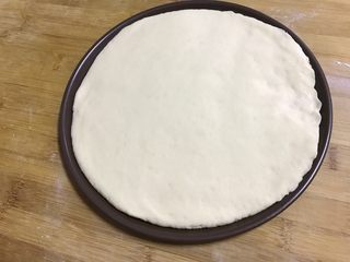 2、肉酱披萨,按照模具成型