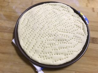 3、肉酱披萨,烤盘入烤箱预热后刷黄油然后放上面粉，然后用叉子扎成图片上这样
