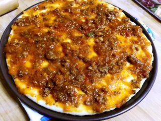 4、肉酱披萨,涂上披萨酱（其实就是肉酱意面酱）我之前菜谱有写过 ，大家看看我以前的菜谱（点开我头像中菜谱里）