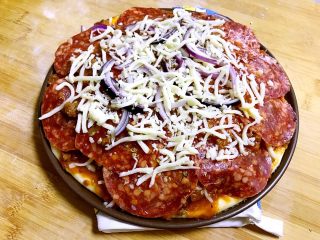 6、肉酱披萨,加自己喜欢的菜（我加了洋葱）正常大家加蘑菇片、蕃茄片、彩椒圈；肉可以加熏肉或者培根都OK