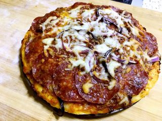 7、肉酱披萨,入烤箱上下火烤150度烤20分钟即可