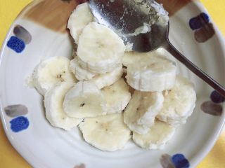 3、蜜瓜蔬果披萨,香蕉切片儿待用。