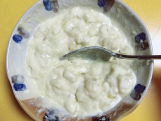 5、蜜瓜蔬果披萨,再加入淡奶油，用勺按压搅拌均匀成泥状即可。