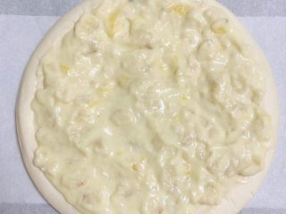 7、蜜瓜蔬果披萨,将香蕉泥均匀的抹在披萨饼底上。