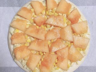 10、蜜瓜蔬果披萨,再放上一层哈密瓜片。