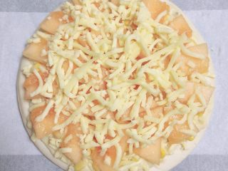 11、蜜瓜蔬果披萨,最上面再撒上一层芝士碎。