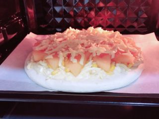 12、蜜瓜蔬果披萨,烤箱提前预热，180度预热5分钟。将烤盘放入烤箱中，200度烤10分钟。