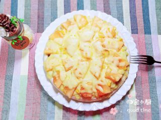 13、蜜瓜蔬果披萨,披萨烤好了，哈密瓜香味扑鼻而来。