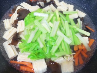 11、芹菜拌腐竹,再次烧开以后下入芹菜，烧开以后煮一分钟关火。