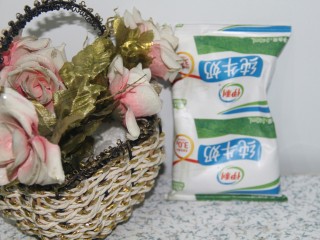 1、冬喝暖饮夏吃冰~黑枣五仁热奶饮,准备牛奶