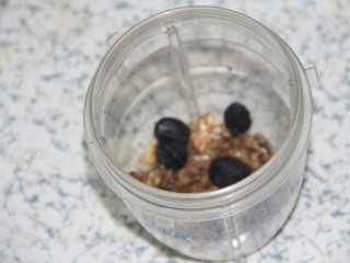 5、冬喝暖饮夏吃冰~黑枣五仁热奶饮,再放入几粒黑枣，总量的一半