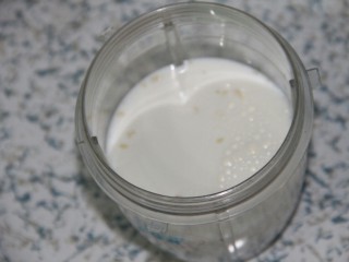 6、冬喝暖饮夏吃冰~黑枣五仁热奶饮,倒入牛奶