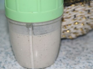 9、冬喝暖饮夏吃冰~黑枣五仁热奶饮,搅拌1分钟左右，成糊状