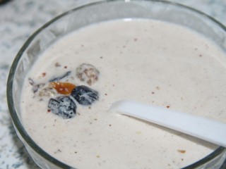 12、冬喝暖饮夏吃冰~黑枣五仁热奶饮,再放入几个黑枣