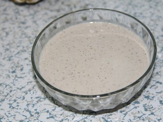 10、冬喝暖饮夏吃冰~黑枣五仁热奶饮,倒入碗中