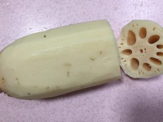 6、紫米糖藕,在莲藕顶部一端三分之一处切开。