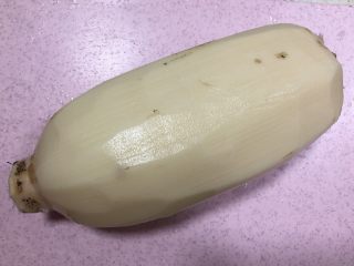 5、紫米糖藕,莲藕洗净去皮。