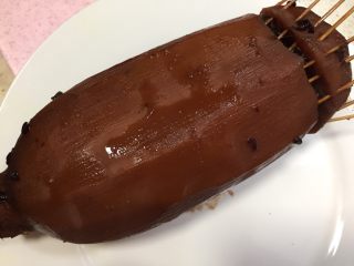 16、紫米糖藕,锅中莲藕取出放凉。