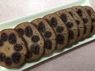 17、紫米糖藕,改刀切均匀切片。