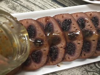 18、紫米糖藕,淋入适量糖桂花。