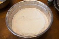 2、咸味土豆饼干,低筋面粉过筛后加入盐和苏打粉拌匀