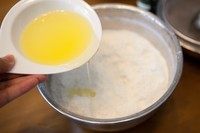 3、咸味土豆饼干,倒入橄榄油