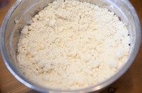 4、咸味土豆饼干,面粉倒入油后拌匀成图状