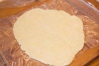 6、咸味土豆饼干,面团上下垫上保鲜膜后，擀成薄面皮，用刀和尺子切成4厘米左右的正方形