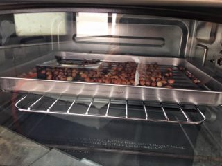 2、花生芝麻小酥饼,花生先放烤箱烤熟！我用了15分钟。