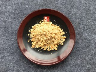 3、花生芝麻小酥饼,花生去皮捣碎，放盘中待用。