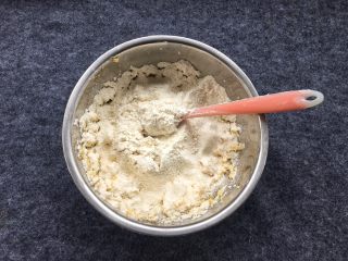 7、花生芝麻小酥饼,低筋面粉筛入黄油里。