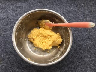 8、花生芝麻小酥饼,用刮刀翻至搅拌均匀。