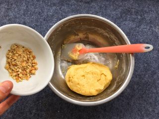 9、花生芝麻小酥饼,添加准备好的花生碎，再次搅拌均匀。