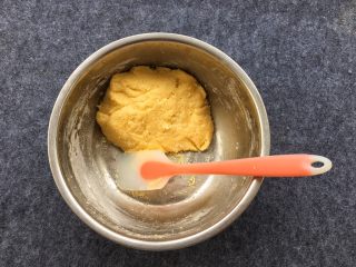 10、花生芝麻小酥饼,用手揉均匀，成为饼干面团。