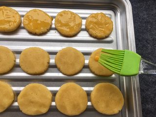 13、花生芝麻小酥饼,每个饼干面团刷一层蛋黄液。