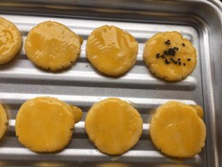 14、花生芝麻小酥饼,在每个饼干面团撒上黑芝麻。