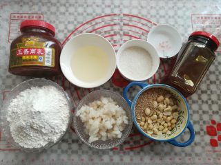 1、广式鸡仔饼,准备好材料，再称出需要的份量