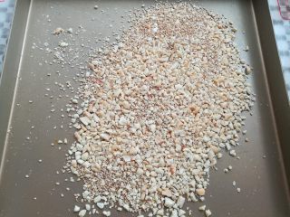 2、广式鸡仔饼,花生压成豆子大的颗粒，借住芝麻的缓冲不至于压太烂，花生可以先烤几分钟，不要烤太老了