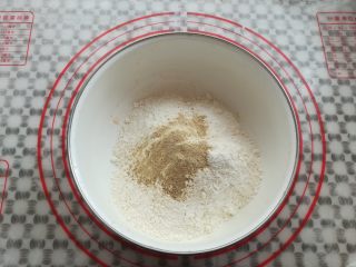 3、广式鸡仔饼,取干净的盆子，放入中筋面粉，盐和胡椒粉混合均匀