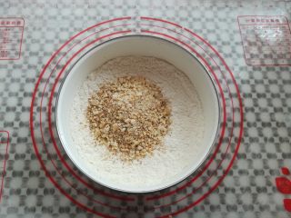 4、广式鸡仔饼,加入花生碎和芝麻混合均匀