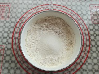 5、广式鸡仔饼,加入白糖，混合一下