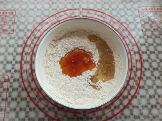 6、广式鸡仔饼,加入玉米油和转化糖浆，小苏打水（小苏打2克加3克水混合）