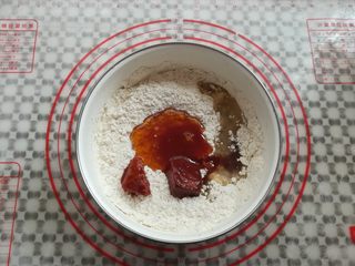 7、广式鸡仔饼,加入2块南乳和5克南乳汁