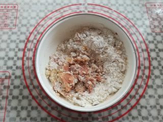 8、广式鸡仔饼,把南乳压成碎块，稍稍混合一下