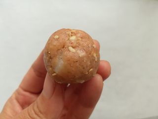 11、广式鸡仔饼,取15克大小的面团揉圆