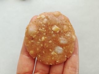 12、广式鸡仔饼,利用手掌心的摩擦力把面团压成0.3mm厚度的饼干，大小是3-4个手指宽度，预热烤箱上火110度，下火170度