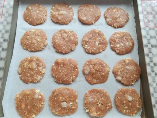 13、广式鸡仔饼,所有的饼干胚做好放入垫了油纸的烤盘里