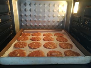 14、广式鸡仔饼,把烤盘放入烤箱底层（其他烤箱放中层），上火110度，下火170度烤5分钟（喜欢深色的把上火加到130度）