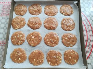 15、广式鸡仔饼,饼干基本定型后取出刷一层薄薄的蛋液（也可以进烤箱之前刷，但是颜色会比较深）